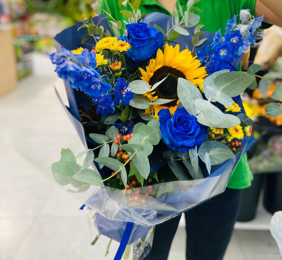 Una florista de Meuhouse con un ramo recién montado